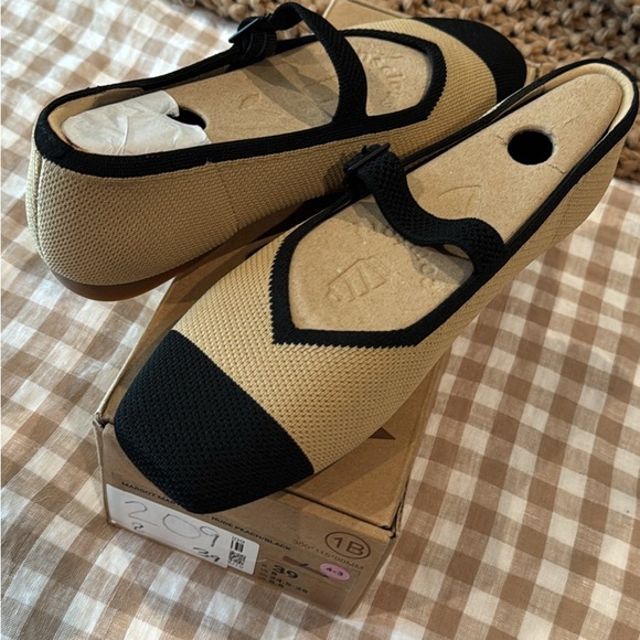 Vivaia Mary Jane’s Margo Nude & Black 39/8 NIB - Picture 3 of 3